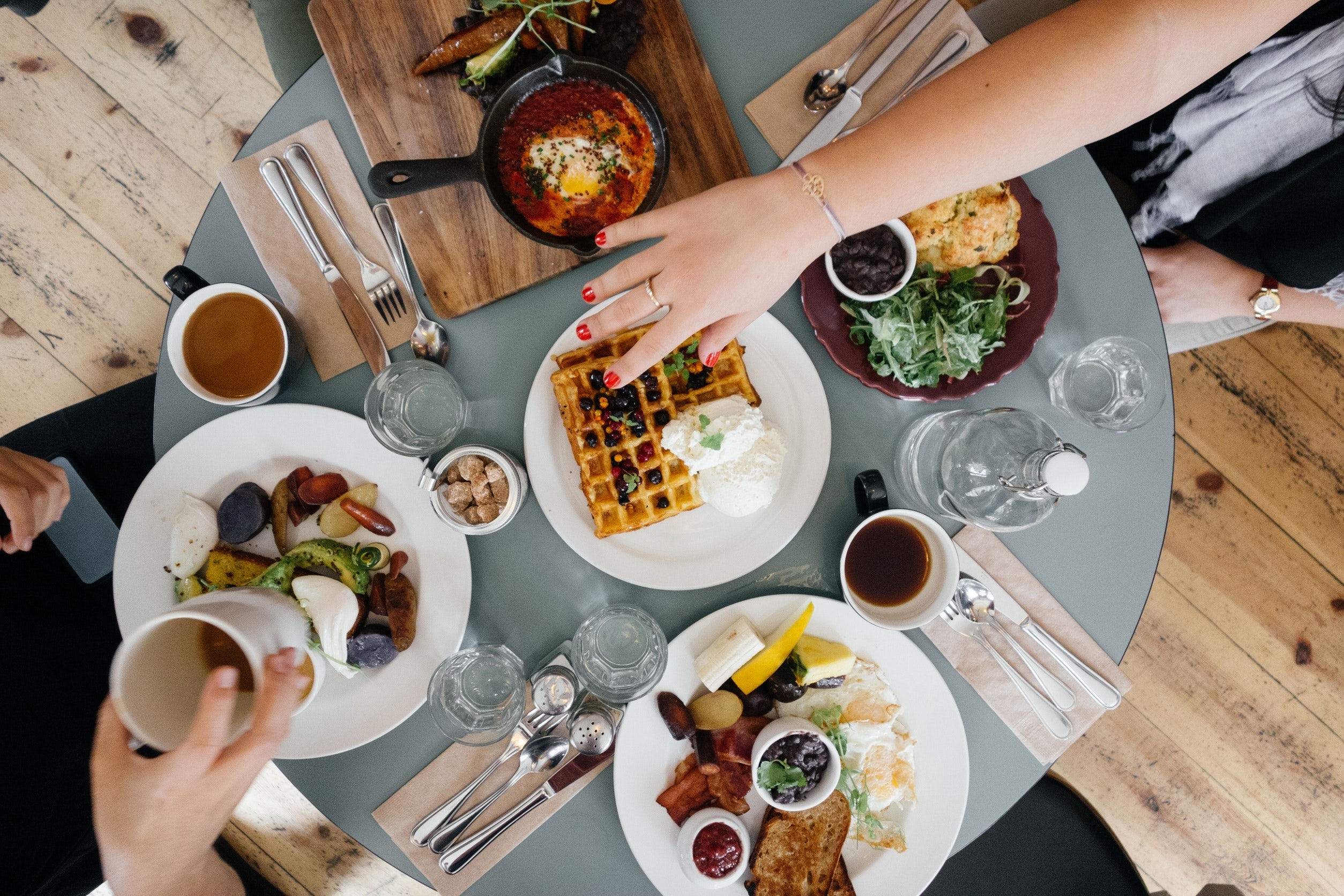 WarwickSU offers diverse campus dining and social venues, including Curiositea for coffee, The Food Station for lunch, and The Dirty Duck and Terrace Bar for drinks and meals. Students can also enjoy The Copper Rooms nightclub and a zero-waste shop, with most outlets providing wheelchair accessibility.